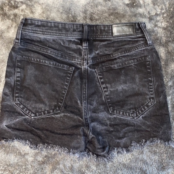 🖤Hollister | Ultra High Rise Mom Distressed Denim Short | Size: 3 (w26) - Picture 3 of 5